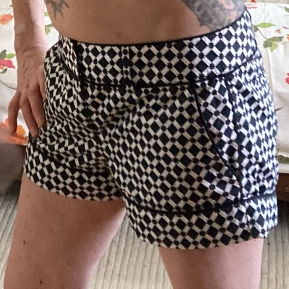 Club Monaco size 2 Shorts patterned black and white - Picture 2 of 2